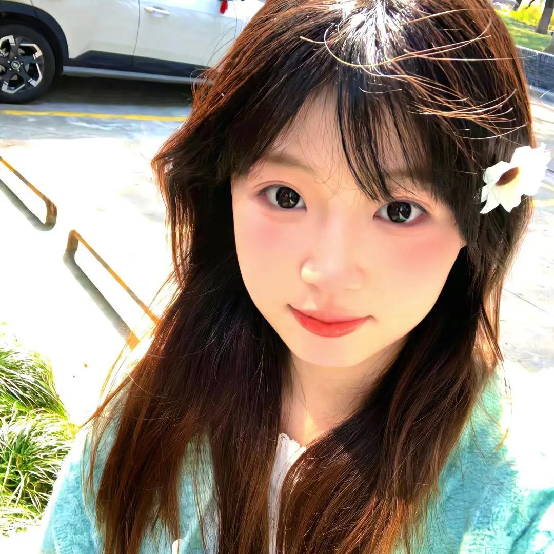 玻璃橱窗中的姑娘