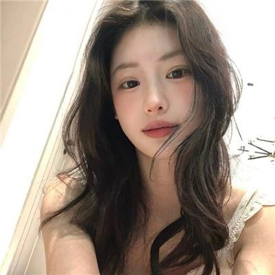 与一位女士合影